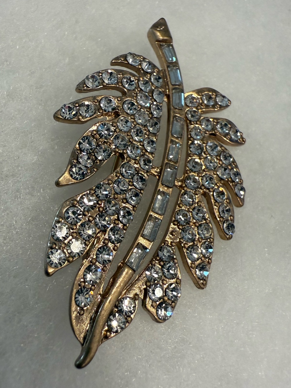 Vintage leaf gold tone brooch round and rectangular rhinestones - Picture 2 of 9